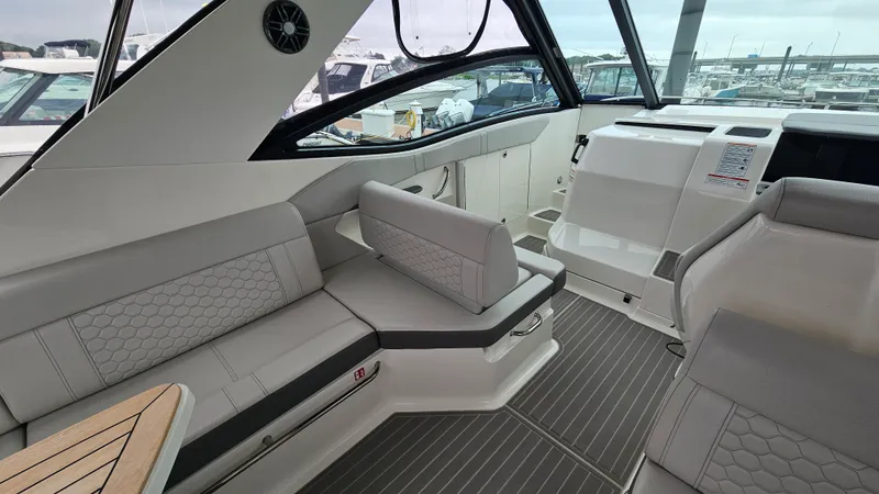 Slide: The Image of Sea Ray 320 SUNDANCER OB 2025 - 11