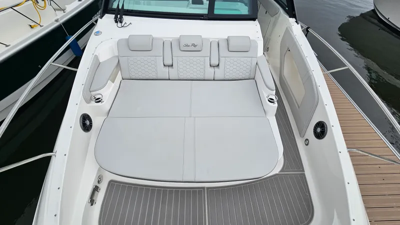 Slide: The Image of Sea Ray 320 SUNDANCER OB 2025 - 28