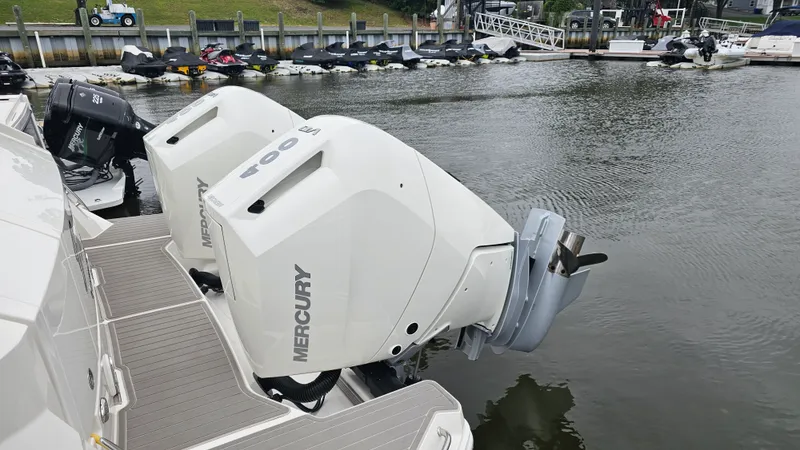 Slide: The Image of Sea Ray 320 SUNDANCER OB 2025 - 4