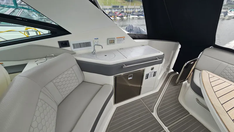 Slide: The Image of Sea Ray 320 SUNDANCER OB 2025 - 8