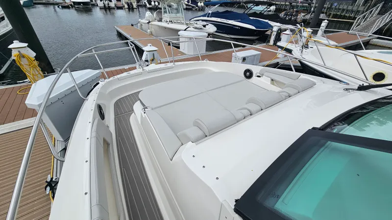 Slide: The Image of Sea Ray 320 SUNDANCER OB 2025 - 26