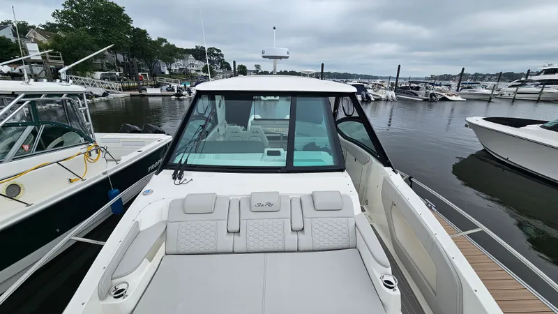 Slide: The Image of Sea Ray 320 SUNDANCER OB 2025 - 29