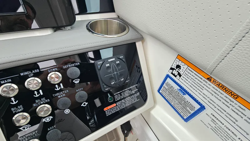 Slide: The Image of Sea Ray 320 SUNDANCER OB 2025 - 16