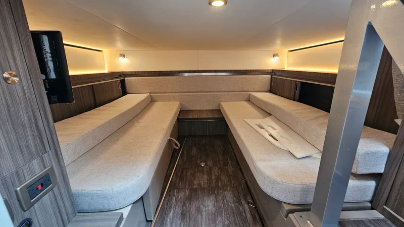 Slide: The Image of Sea Ray 320 SUNDANCER OB 2025 - 23