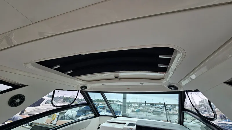 Slide: The Image of Sea Ray 320 SUNDANCER OB 2025 - 12