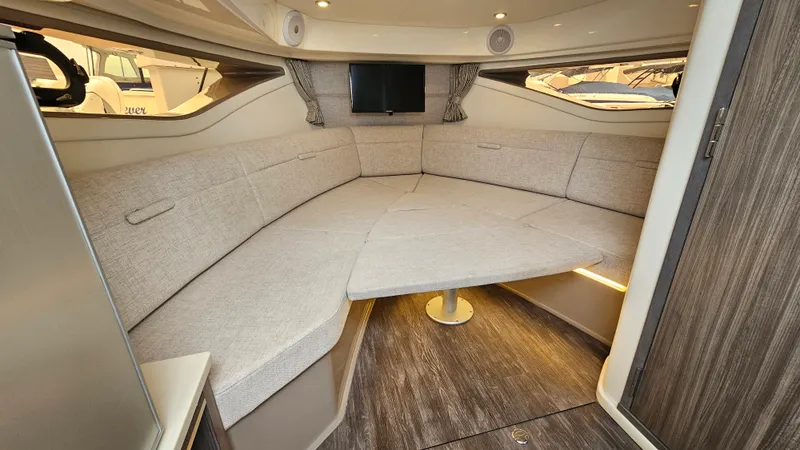 Slide: The Image of Sea Ray 320 SUNDANCER OB 2025 - 19