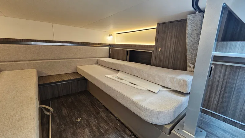 Slide: The Image of Sea Ray 320 SUNDANCER OB 2025 - 25