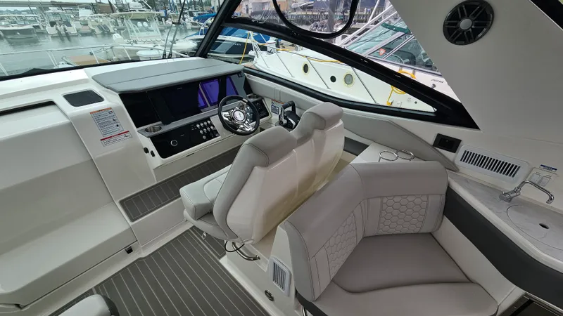 Slide: The Image of Sea Ray 320 SUNDANCER OB 2025 - 10