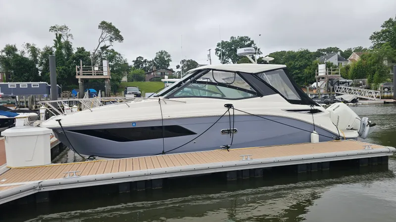 Slide: The Image of Sea Ray 320 SUNDANCER OB 2025 - 1