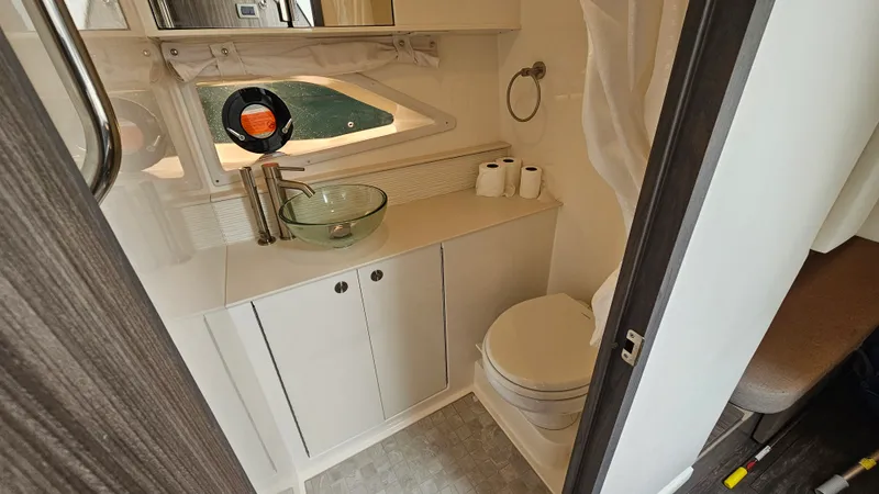 Slide: The Image of Sea Ray 320 SUNDANCER OB 2025 - 21