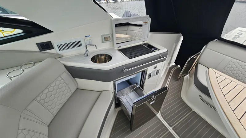 Slide: The Image of Sea Ray 320 SUNDANCER OB 2025 - 9