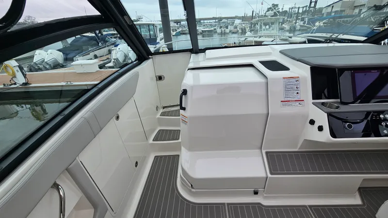 Slide: The Image of Sea Ray 320 SUNDANCER OB 2025 - 17