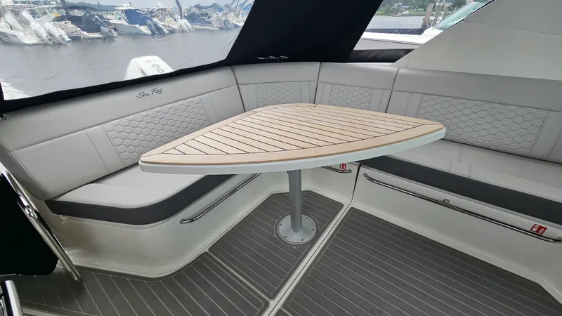 Slide: The Image of Sea Ray 320 SUNDANCER OB 2025 - 7