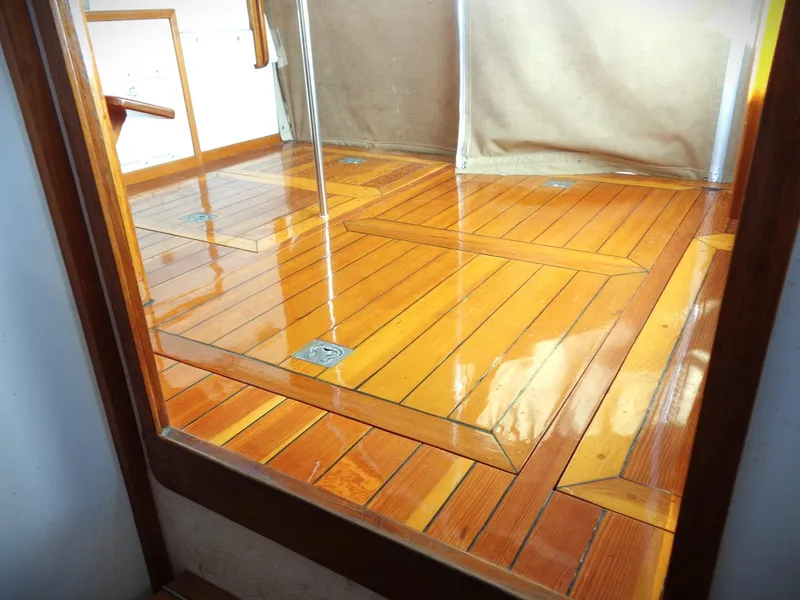 Slide: The Image of Der Innenraum eines Bootes zeigt einen glänzenden Holzboden mit klaren Linien und einem eleganten Finish. - 4