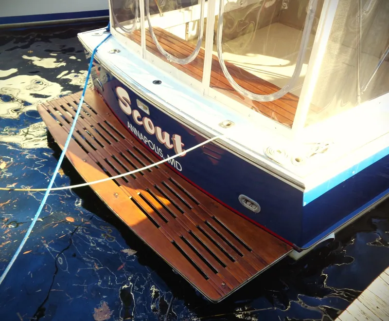 Slide: The Image of Das Heck eines blauen Bootes mit Holzplattform und Schriftzug "Scout". - 5