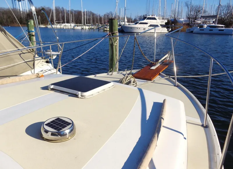Slide: The Image of Das Deck eines Wilbur 30 Bootes von 1992 mit Blick auf einen Yachthafen. - 6