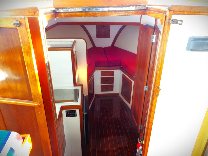 Slide: The Image of Innenansicht einer Wilbur 30 aus dem Jahr 1992 mit Holzausstattung und rotem Bett. - 1