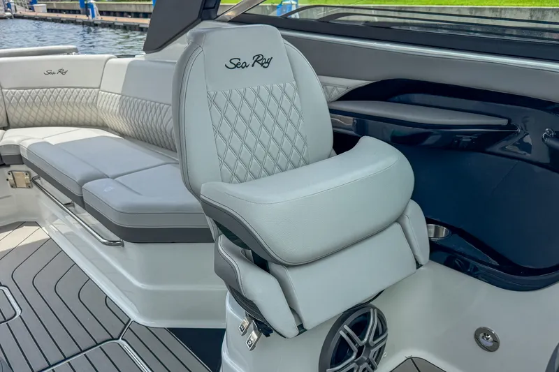 Slide: The Image of Sea Ray SLX 280 Outboard 2027 - 15