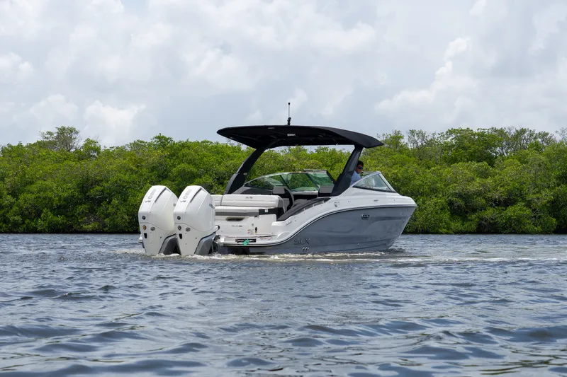 Slide: The Image of Sea Ray SLX 280 Outboard 2027 - 32