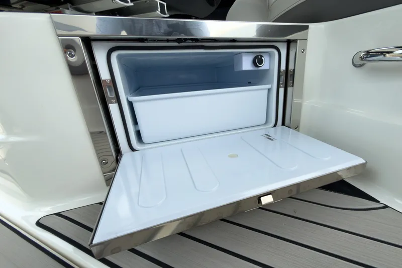 Slide: The Image of Sea Ray SLX 280 Outboard 2027 - 10