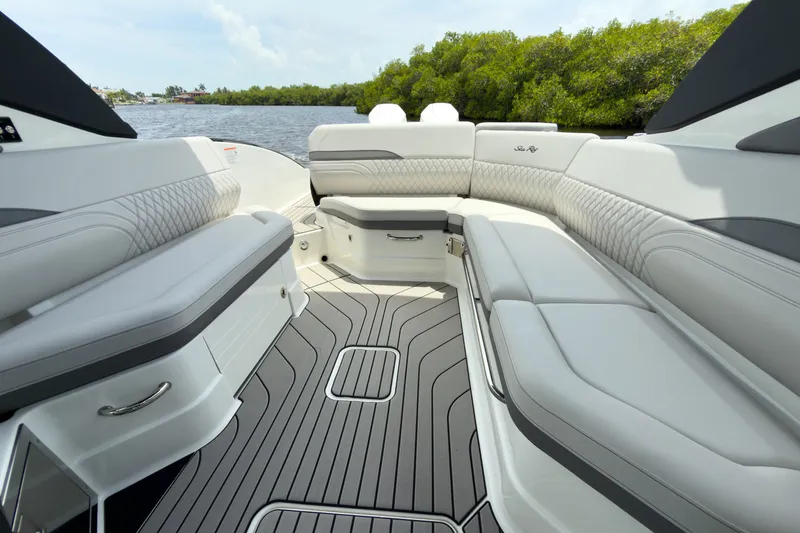 Slide: The Image of Sea Ray SLX 280 Outboard 2027 - 18