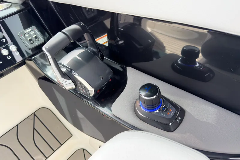 Slide: The Image of Sea Ray SLX 280 Outboard 2027 - 12
