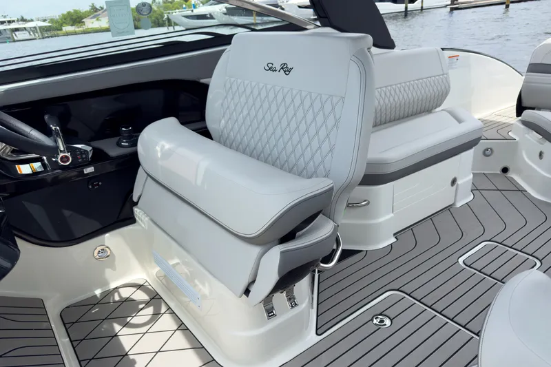 Slide: The Image of Sea Ray SLX 280 Outboard 2027 - 9