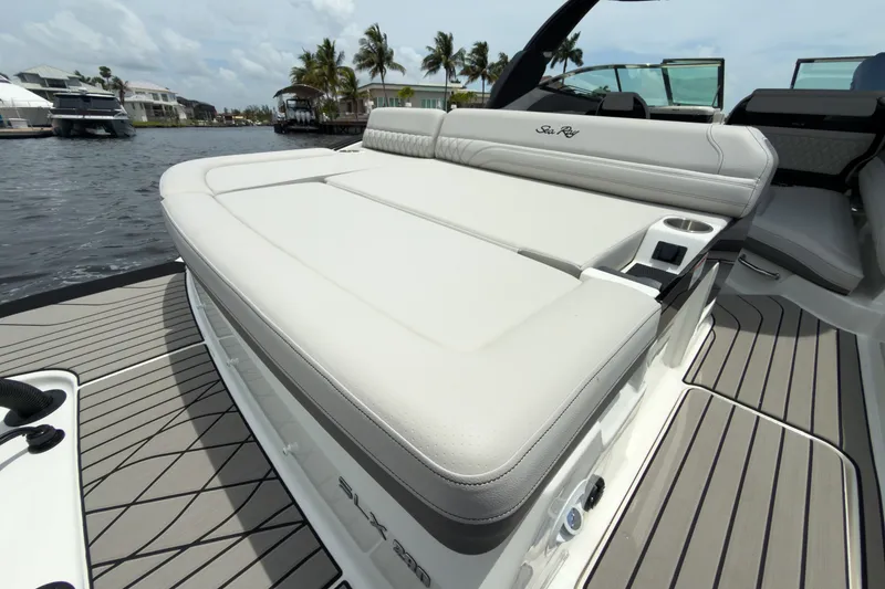 Slide: The Image of Sea Ray SLX 280 Outboard 2027 - 5
