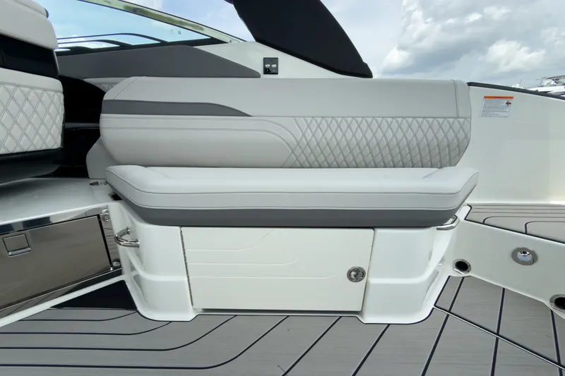 Slide: The Image of Sea Ray SLX 280 Outboard 2027 - 8