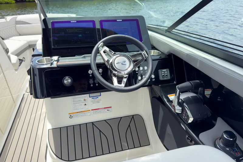 Slide: The Image of Sea Ray SLX 280 Outboard 2027 - 11