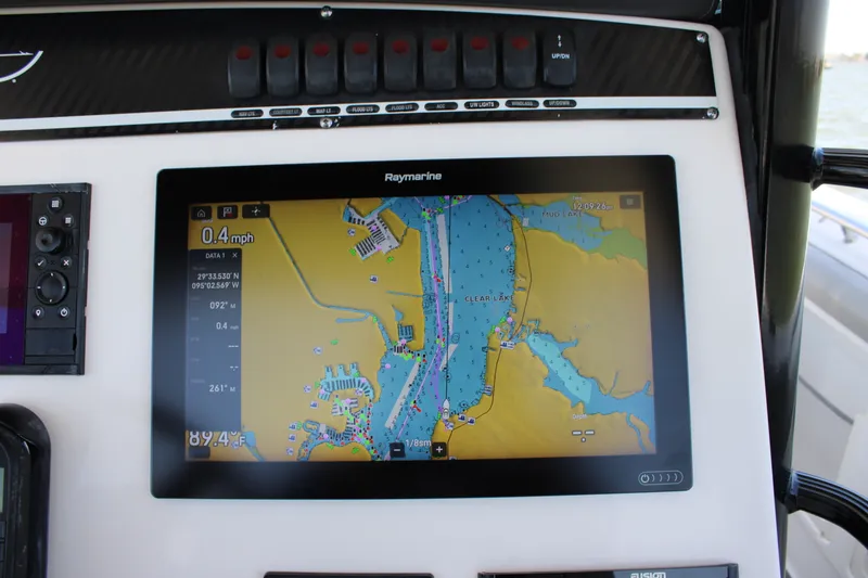 Slide: The Image of Boston Whaler 350 Outrage 2020 - 32