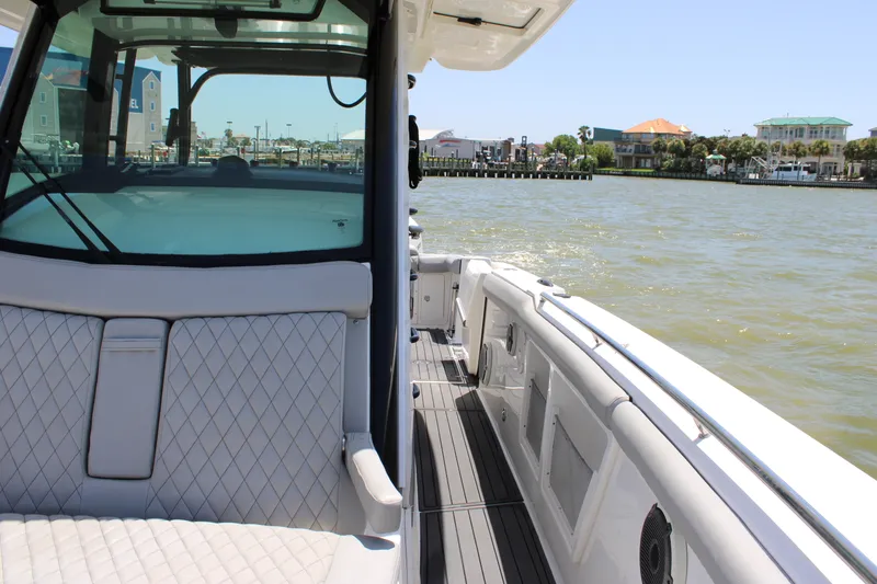 Slide: The Image of Boston Whaler 350 Outrage 2020 - 18