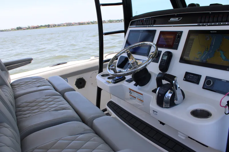 Slide: The Image of Boston Whaler 350 Outrage 2020 - 34