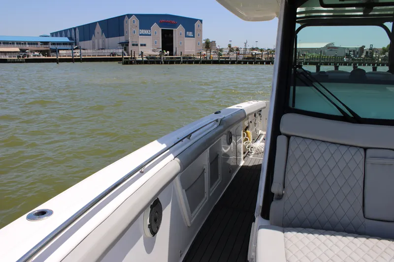Slide: The Image of Boston Whaler 350 Outrage 2020 - 17