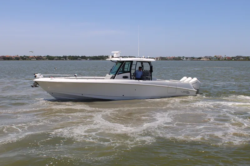 The Image of Boston Whaler 350 Outrage 2020 - undefined