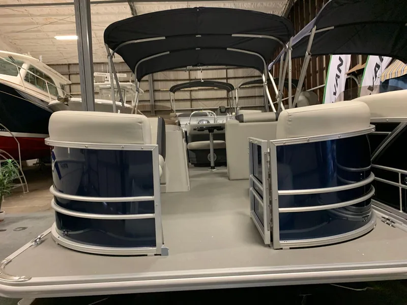 The Image of Sylvan Mirage 818 Cruise 2026 pontoon boat in showroom. - 0