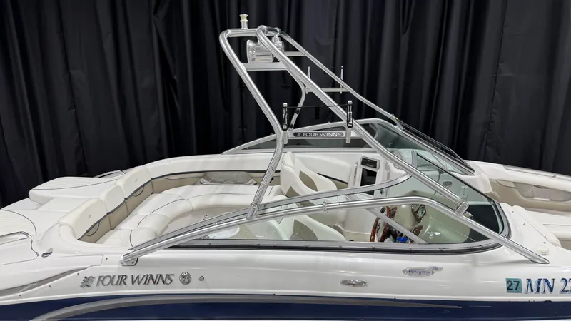 Slide: The Image of Four Winns 230 HORIZON 2004 - 5