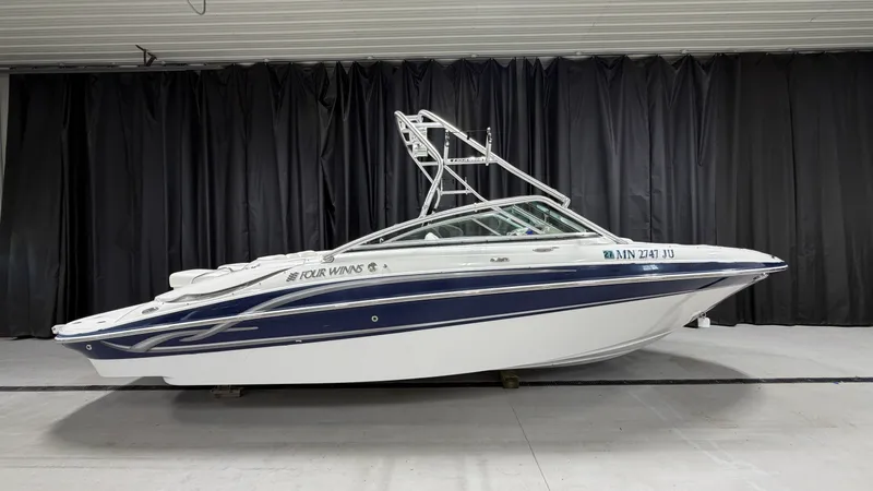 Slide: The Image of Four Winns 230 HORIZON 2004 - 0