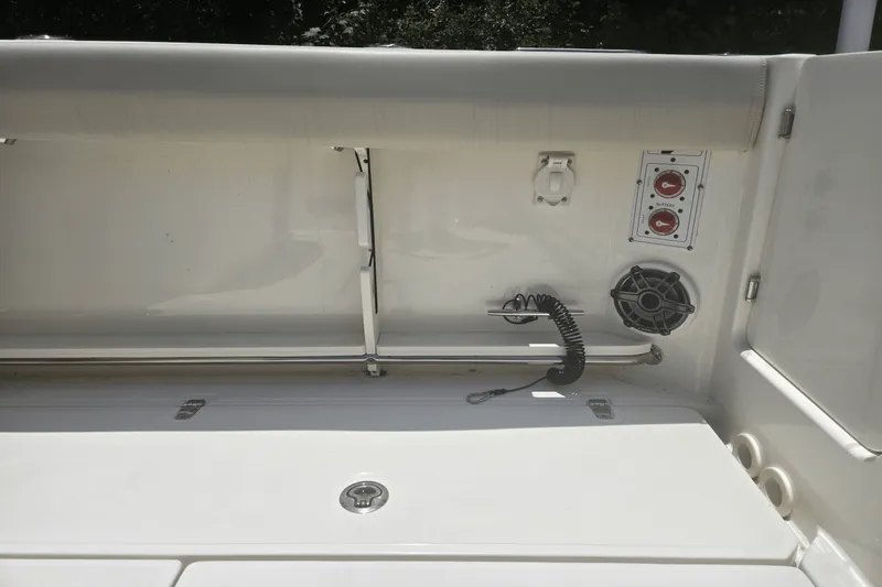 Slide: The Image of Boston Whaler 280 OUTRAGE 2024 - 13