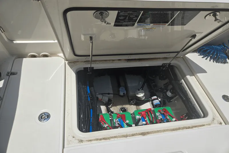 Slide: The Image of Boston Whaler 280 OUTRAGE 2024 - 23
