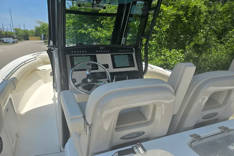 Slide: The Image of Boston Whaler 280 OUTRAGE 2024 - 16