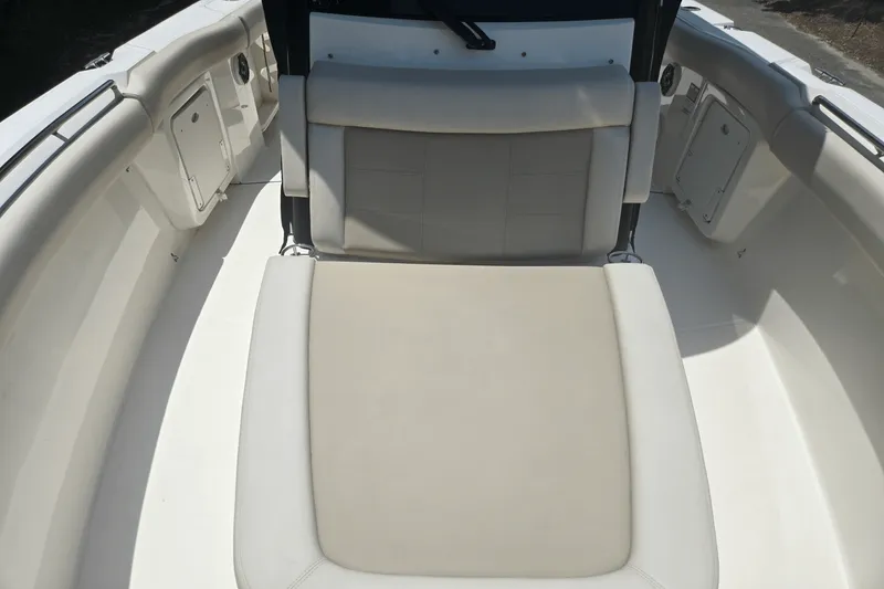 Slide: The Image of Boston Whaler 280 OUTRAGE 2024 - 6