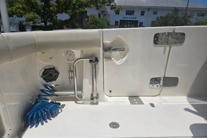 Slide: The Image of Boston Whaler 280 OUTRAGE 2024 - 12