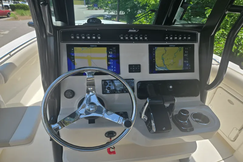 Slide: The Image of Boston Whaler 280 OUTRAGE 2024 - 19