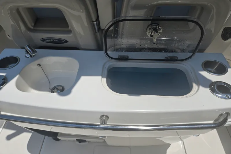 Slide: The Image of Boston Whaler 280 OUTRAGE 2024 - 14