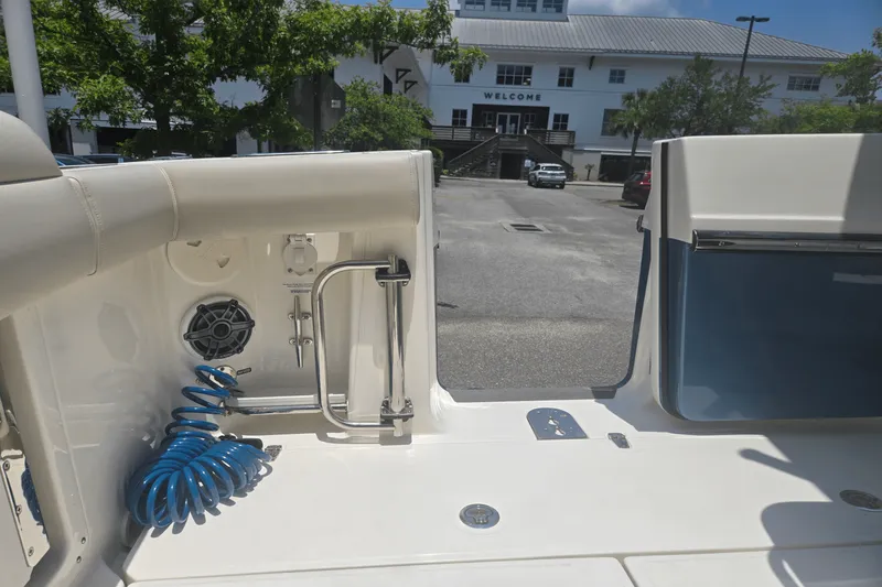 Slide: The Image of Boston Whaler 280 OUTRAGE 2024 - 11