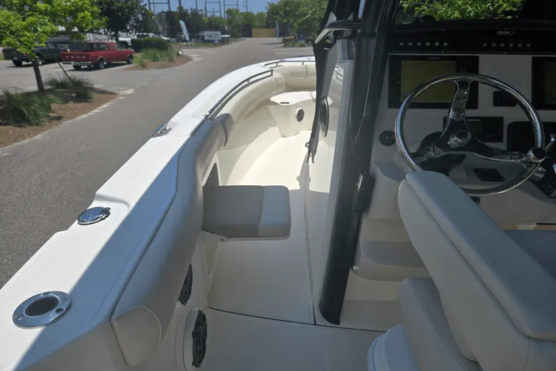 Slide: The Image of Boston Whaler 280 OUTRAGE 2024 - 18