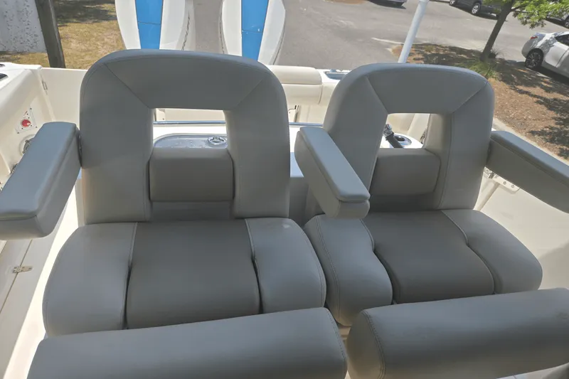Slide: The Image of Boston Whaler 280 OUTRAGE 2024 - 17