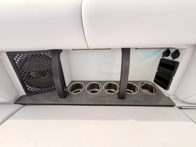 Slide: The Image of Aviara AV32 Outboard 2023 - 30