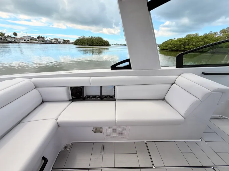 Slide: The Image of Aviara AV32 Outboard 2023 - 28